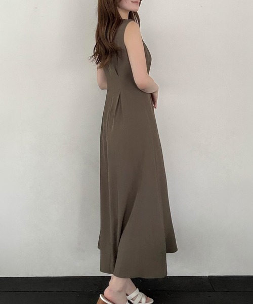 junoah(ジュノア)の「キーネックノースリーブワンピース(ワンピース・レディース・モカ/アイボリー/ブラック・SMALL/MEDIUM/LARGE)」の11枚目の写真