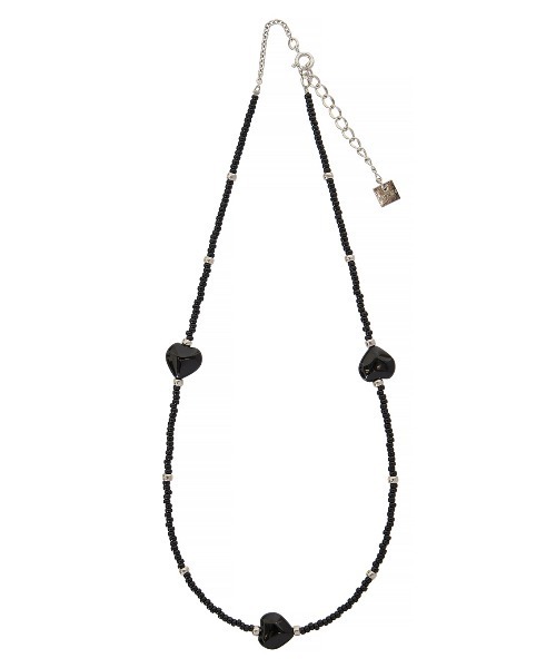 Ameri(アメリ)の「HEART CHARM SHORT NECKLACE(ネックレス・レディース・レッド/ブラック・FREE)」の3枚目の写真