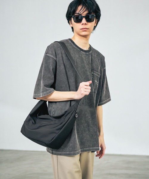 LAKOLE（ラコレ）の「スラッシュZIPコンビショルダーバッグ / 665330（ショルダーバッグ・メンズ・ブラック/チャコール・FREE）」の2枚目の写真