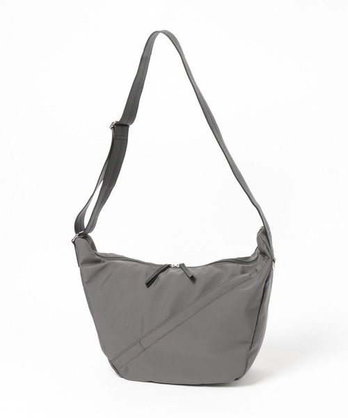 LAKOLE（ラコレ）の「スラッシュZIPコンビショルダーバッグ / 665330（ショルダーバッグ・メンズ・ブラック/チャコール・FREE）」の9枚目の写真