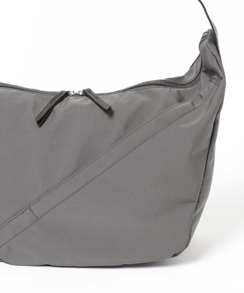 LAKOLE（ラコレ）の「スラッシュZIPコンビショルダーバッグ / 665330（ショルダーバッグ・メンズ・ブラック/チャコール・FREE）」の13枚目の写真
