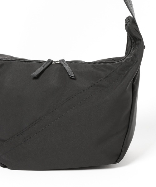 LAKOLE（ラコレ）の「スラッシュZIPコンビショルダーバッグ / 665330（ショルダーバッグ・メンズ・ブラック/チャコール・FREE）」の14枚目の写真