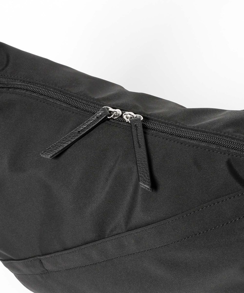 LAKOLE（ラコレ）の「スラッシュZIPコンビショルダーバッグ / 665330（ショルダーバッグ・メンズ・ブラック/チャコール・FREE）」の15枚目の写真