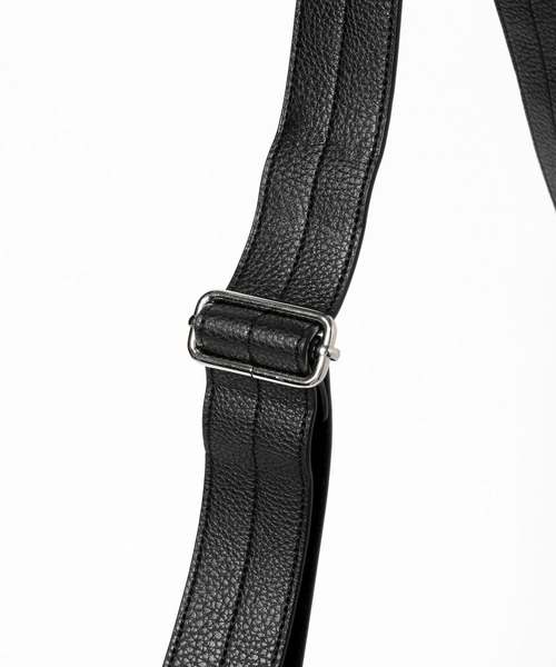 LAKOLE（ラコレ）の「スラッシュZIPコンビショルダーバッグ / 665330（ショルダーバッグ・メンズ・ブラック/チャコール・FREE）」の17枚目の写真