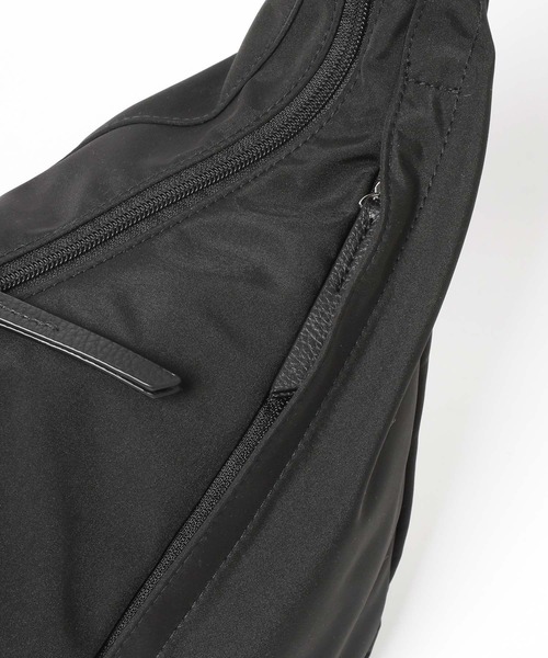 LAKOLE（ラコレ）の「スラッシュZIPコンビショルダーバッグ / 665330（ショルダーバッグ・メンズ・ブラック/チャコール・FREE）」の18枚目の写真