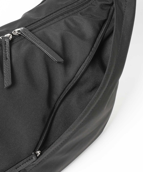 LAKOLE（ラコレ）の「スラッシュZIPコンビショルダーバッグ / 665330（ショルダーバッグ・メンズ・ブラック/チャコール・FREE）」の3枚目の写真