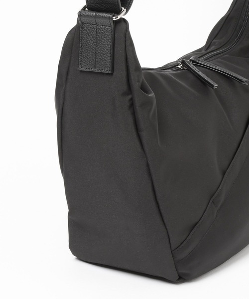 LAKOLE（ラコレ）の「スラッシュZIPコンビショルダーバッグ / 665330（ショルダーバッグ・メンズ・ブラック/チャコール・FREE）」の4枚目の写真