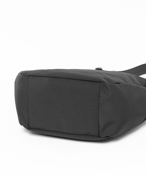 LAKOLE（ラコレ）の「スラッシュZIPコンビショルダーバッグ / 665330（ショルダーバッグ・メンズ・ブラック/チャコール・FREE）」の5枚目の写真