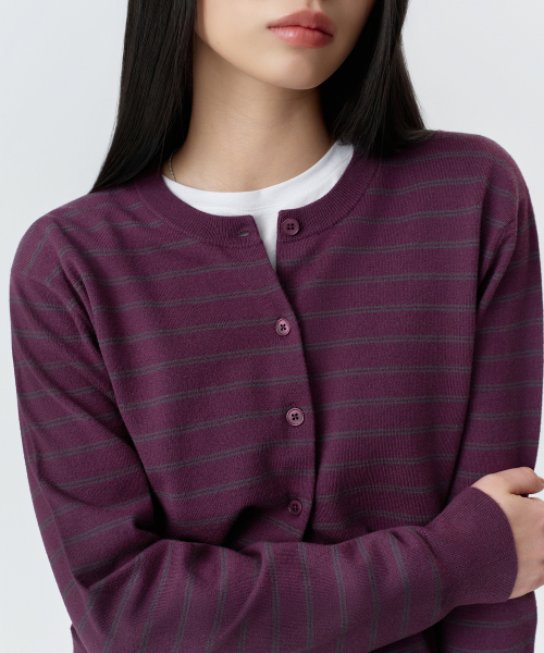 MUSINSA STANDARD WOMAN（ムシンサスタンダードウーマン）の「ウィメンズストライプラウンドネックカーディガン[プラム]（カーディガン/ボレロ・レディース・その他・X-SMALL/SMALL/MEDIUM/LARGE）」の4枚目の写真