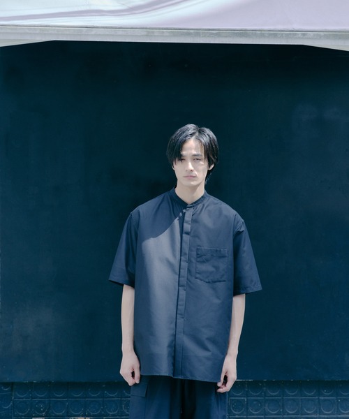 ADAM ET ROPE'(アダムエロペ)の「【ACT/アクト】LIGHT バンドカラー ハーフスリーブシャツ(シャツ/ブラウス・メンズ・ブラック/チャコールグレー・L/M)」の2枚目の写真