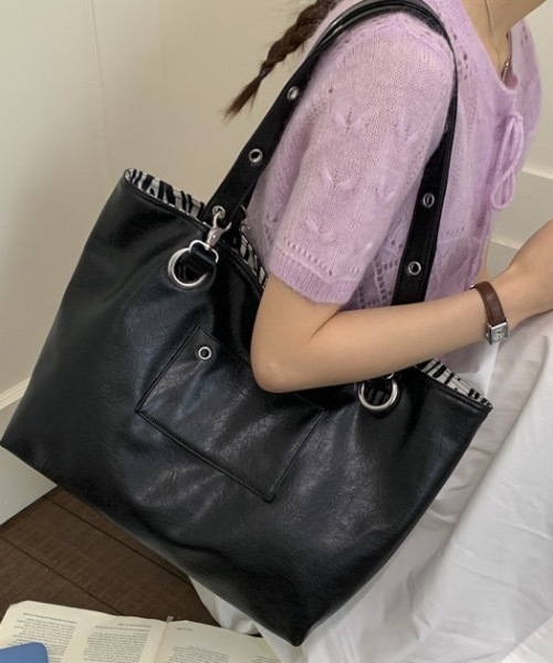 Teem Store(チームストア)の「スタッズハンドル フェイクレザートートバッグ(トートバッグ・レディース・ホワイト/シルバー/ブラック/モカ・F)」の1枚目の写真