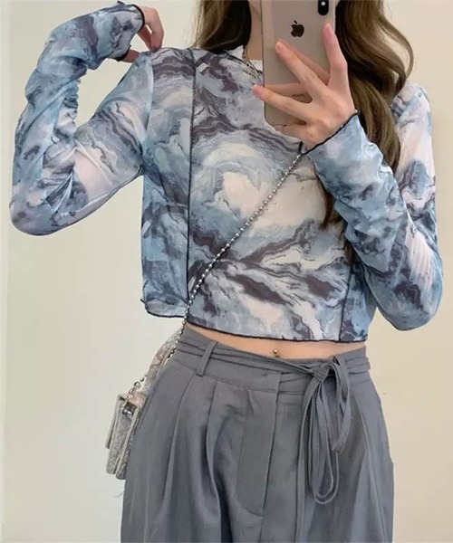 VIBGYOR(ヴィブジョー)の「【EIZZ/アイズ】タイダイ柄 シアー クロップド トップス / シアーロングスリーブT(Tシャツ/カットソー・レディース・ブラック/グレー/ブルー・FREE)」の4枚目の写真