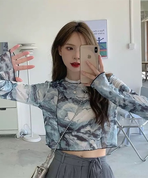 VIBGYOR(ヴィブジョー)の「【EIZZ/アイズ】タイダイ柄 シアー クロップド トップス / シアーロングスリーブT(Tシャツ/カットソー・レディース・ブラック/グレー/ブルー・FREE)」の5枚目の写真