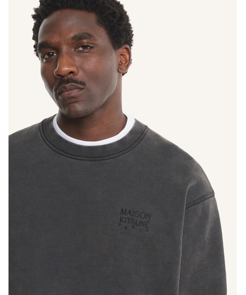 Maison Kitsune（メゾンキツネ）の「MAISON KITSUNE GALLERY FADED RELAXED SWEATSHIRT（スウェット・メンズ・ブラック×グレー・S/L/M）」の2枚目の写真