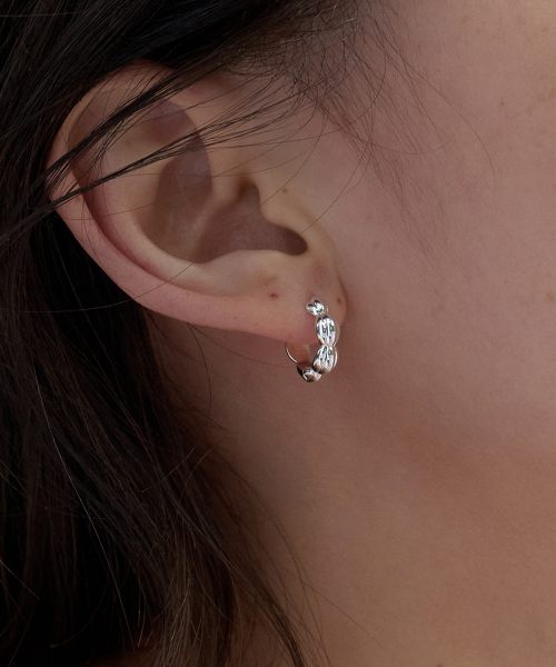 BYWEEKEND(バイウィーケンド)の「Line halo earring(ピアス(両耳用)・レディース・シルバー・FREE)」の2枚目の写真