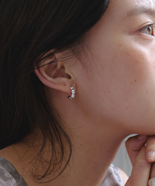 BYWEEKEND(バイウィーケンド)の「Line halo earring(ピアス(両耳用)・レディース・シルバー・FREE)」の3枚目の写真