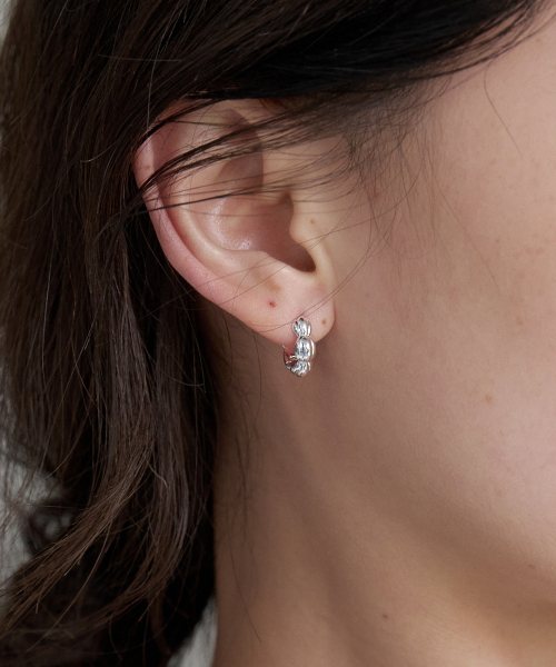 BYWEEKEND(バイウィーケンド)の「Line halo earring(ピアス(両耳用)・レディース・シルバー・FREE)」の5枚目の写真