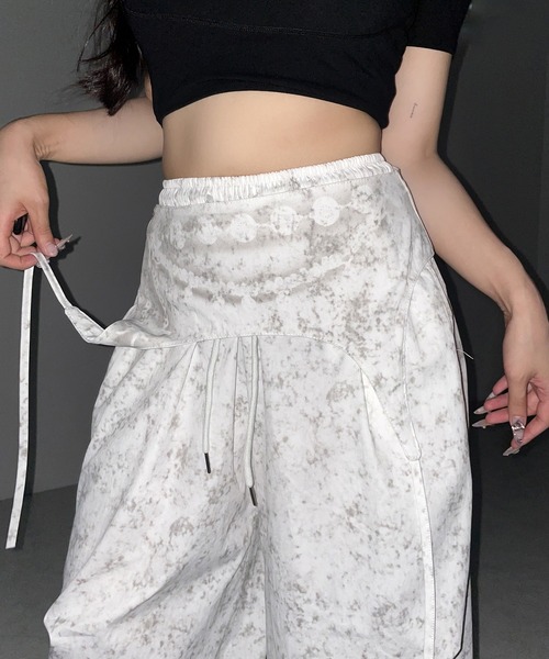 me+em select(ミームセレクト)の「【 2color 】ガーターレイヤードヴィンテージタックワイドパンツ / garter layered vintage tack wide pants(その他パンツ・レディース・ホワイト/ブラック・FREE)」の5枚目の写真