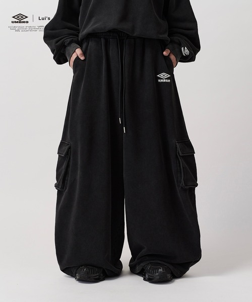 UMBRO(アンブロ)の「【UMBRO for Lui's】BALLOON CURVE CARGO SWEAT PANTS / バルーンカーブカーゴスウェットパンツ(スウェットパンツ・メンズ・ブラック/アイボリー・S/M)」の1枚目の写真