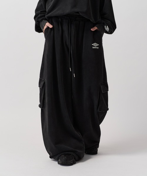 UMBRO(アンブロ)の「【UMBRO for Lui's】BALLOON CURVE CARGO SWEAT PANTS / バルーンカーブカーゴスウェットパンツ(スウェットパンツ・メンズ・ブラック/アイボリー・S/M)」の3枚目の写真