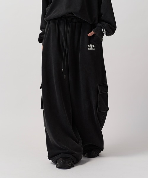 UMBRO(アンブロ)の「【UMBRO for Lui's】BALLOON CURVE CARGO SWEAT PANTS / バルーンカーブカーゴスウェットパンツ(スウェットパンツ・メンズ・ブラック/アイボリー・S/M)」の4枚目の写真