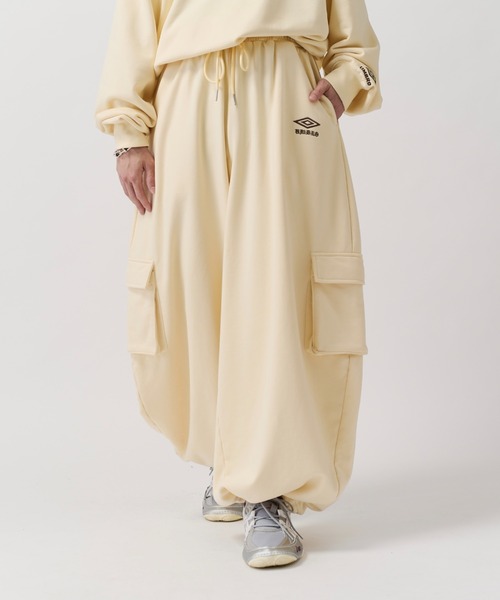 UMBRO(アンブロ)の「【UMBRO for Lui's】BALLOON CURVE CARGO SWEAT PANTS / バルーンカーブカーゴスウェットパンツ(スウェットパンツ・メンズ・ブラック/アイボリー・S/M)」の20枚目の写真