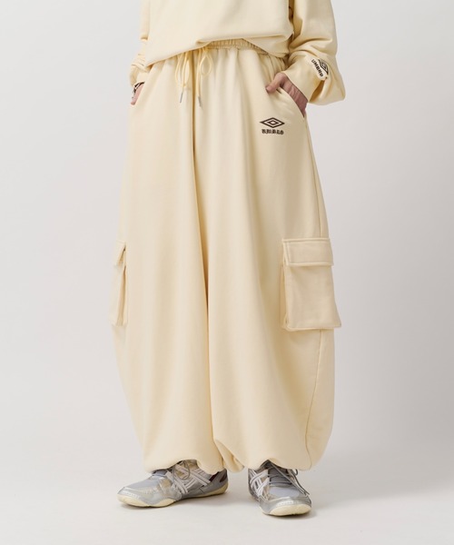 UMBRO(アンブロ)の「【UMBRO for Lui's】BALLOON CURVE CARGO SWEAT PANTS / バルーンカーブカーゴスウェットパンツ(スウェットパンツ・メンズ・ブラック/アイボリー・S/M)」の21枚目の写真