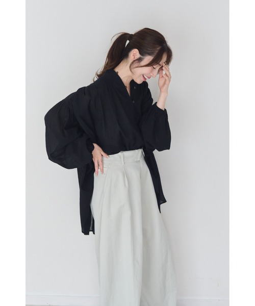 FMiBL(ファミル)の「ボリュームスリーブコットンブラウス(シャツ/ブラウス・レディース・ブラック/ホワイト/アイボリー・FREE)」の5枚目の写真