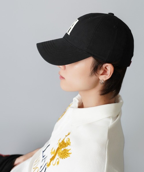 SPINNS（スピンズ）の「コットンキャップ/モノグラム風イニシャル刺繍ロゴ（キャップ・メンズ・ブラック/ホワイト・ONESIZE）」の8枚目の写真