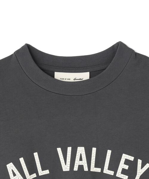 FOG ESSENTIALS(エフオージーエッセンシャルズ)の「Fear of God ESSENTIALS/FOG エッセンシャルズ/MERCH LONG SLEEVE TEE(Tシャツ/カットソー・メンズ・チャコールグレー/グレー・M/L/XL/S)」の4枚目の写真