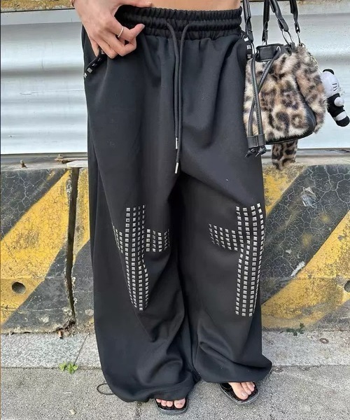 FreeZone(フリーゾーン)の「スタッズクロス ワイドスウェットパンツ(スウェットパンツ・レディース・ブラック・SMALL/MEDIUM/LARGE)」の10枚目の写真