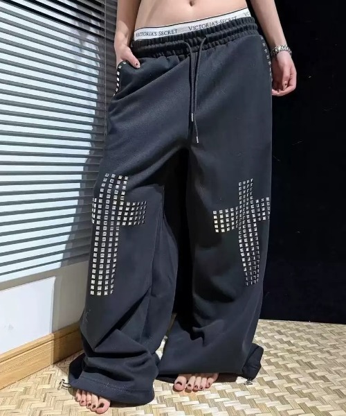 FreeZone(フリーゾーン)の「スタッズクロス ワイドスウェットパンツ(スウェットパンツ・レディース・ブラック・SMALL/MEDIUM/LARGE)」の9枚目の写真