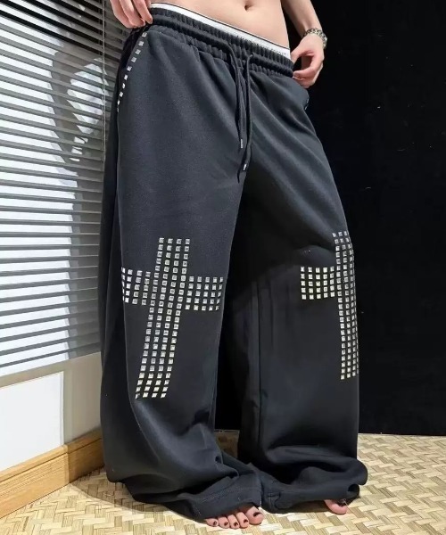 FreeZone(フリーゾーン)の「スタッズクロス ワイドスウェットパンツ(スウェットパンツ・レディース・ブラック・SMALL/MEDIUM/LARGE)」の7枚目の写真