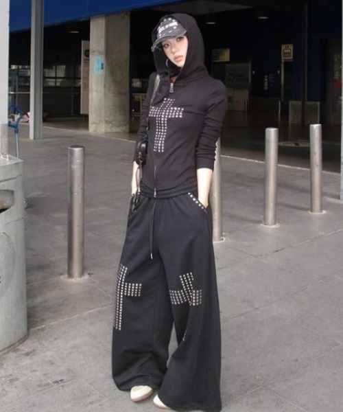 FreeZone(フリーゾーン)の「スタッズクロス ワイドスウェットパンツ(スウェットパンツ・レディース・ブラック・SMALL/MEDIUM/LARGE)」の6枚目の写真