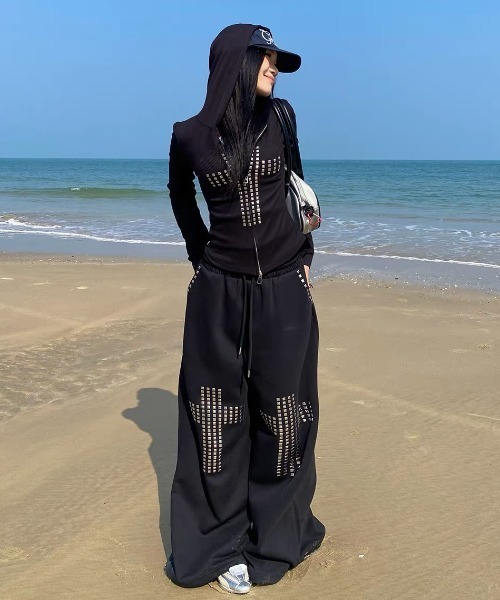FreeZone(フリーゾーン)の「スタッズクロス ワイドスウェットパンツ(スウェットパンツ・レディース・ブラック・SMALL/MEDIUM/LARGE)」の5枚目の写真