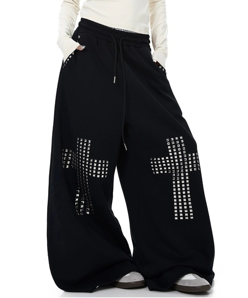 FreeZone(フリーゾーン)の「スタッズクロス ワイドスウェットパンツ(スウェットパンツ・レディース・ブラック・SMALL/MEDIUM/LARGE)」の2枚目の写真