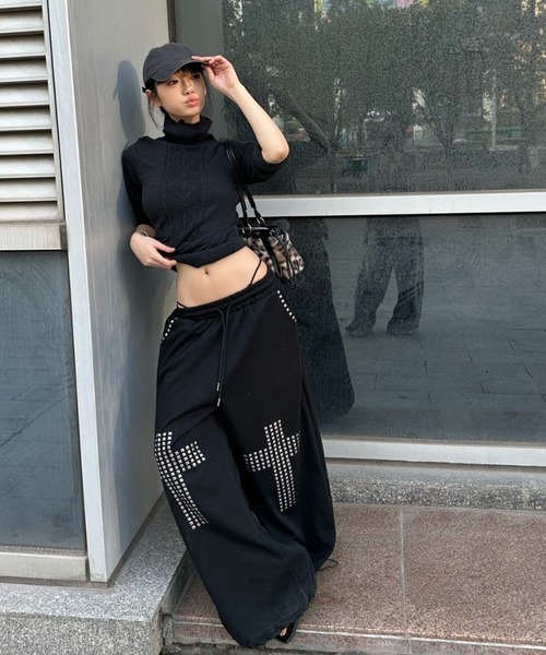 FreeZone(フリーゾーン)の「スタッズクロス ワイドスウェットパンツ(スウェットパンツ・レディース・ブラック・SMALL/MEDIUM/LARGE)」の4枚目の写真