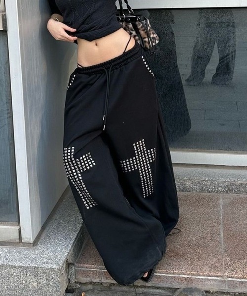 FreeZone(フリーゾーン)の「スタッズクロス ワイドスウェットパンツ(スウェットパンツ・レディース・ブラック・SMALL/MEDIUM/LARGE)」の8枚目の写真