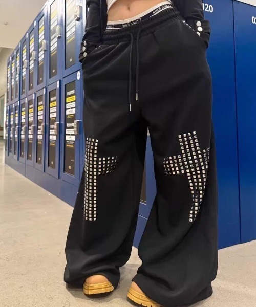 FreeZone(フリーゾーン)の「スタッズクロス ワイドスウェットパンツ(スウェットパンツ・レディース・ブラック・SMALL/MEDIUM/LARGE)」の14枚目の写真