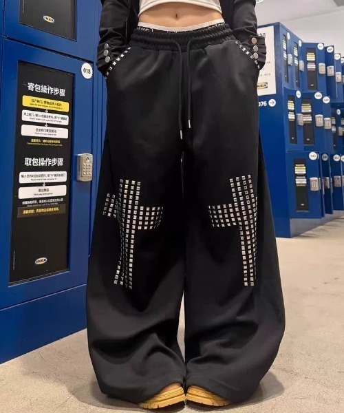 FreeZone(フリーゾーン)の「スタッズクロス ワイドスウェットパンツ(スウェットパンツ・レディース・ブラック・SMALL/MEDIUM/LARGE)」の13枚目の写真