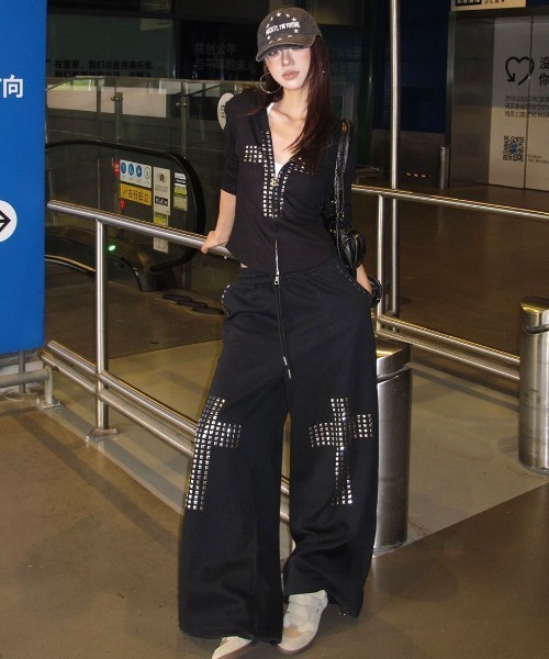 FreeZone(フリーゾーン)の「スタッズクロス ワイドスウェットパンツ(スウェットパンツ・レディース・ブラック・SMALL/MEDIUM/LARGE)」の12枚目の写真