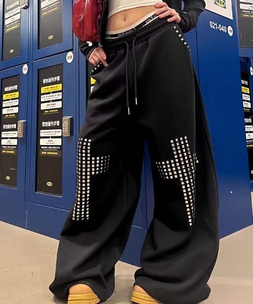 FreeZone(フリーゾーン)の「スタッズクロス ワイドスウェットパンツ(スウェットパンツ・レディース・ブラック・SMALL/MEDIUM/LARGE)」の15枚目の写真