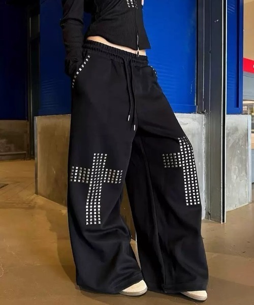 FreeZone(フリーゾーン)の「スタッズクロス ワイドスウェットパンツ(スウェットパンツ・レディース・ブラック・SMALL/MEDIUM/LARGE)」の16枚目の写真