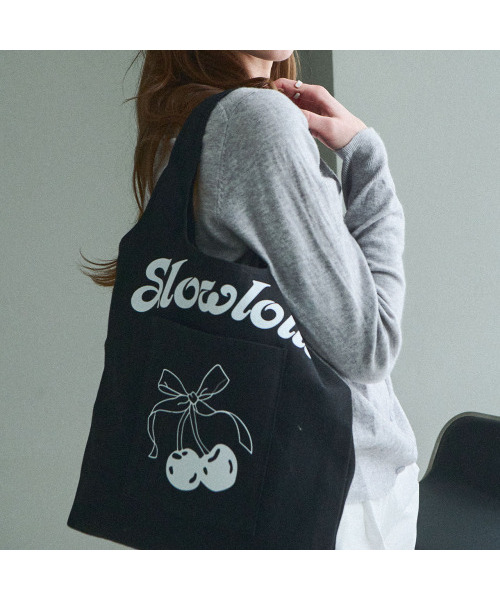 SLOWLOLLI(スローローリ)の「Cherry-printed mini bag - Black(エコバッグ/サブバッグ・レディース・ブラック/Beige・FREE)」の3枚目の写真