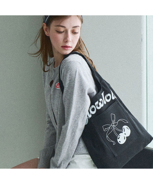 SLOWLOLLI(スローローリ)の「Cherry-printed mini bag - Black(エコバッグ/サブバッグ・レディース・ブラック/Beige・FREE)」の4枚目の写真