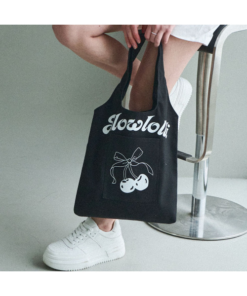 SLOWLOLLI(スローローリ)の「Cherry-printed mini bag - Black(エコバッグ/サブバッグ・レディース・ブラック/Beige・FREE)」の5枚目の写真
