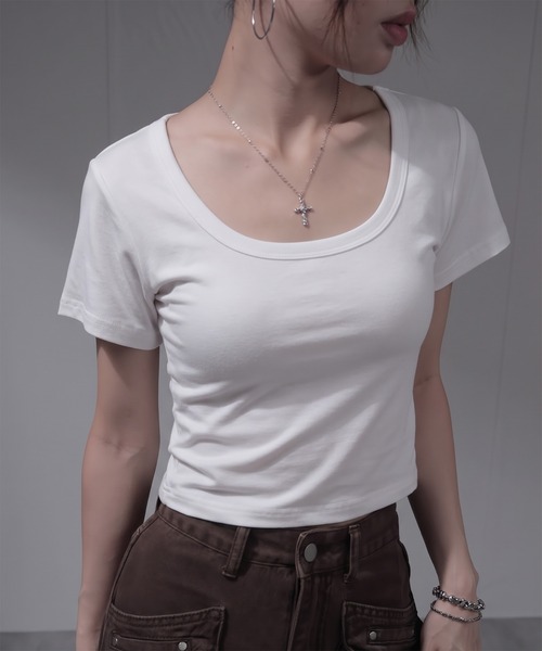 nonomi(ノノミ)の「デコルテオープン クロップド丈 半袖タイトTシャツ(Tシャツ/カットソー・レディース・ピンク/グレー/ブラック/ホワイト・L/M)」の1枚目の写真