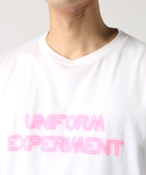 uniform experiment(ユニフォームエクスペリメント)の「NEON TEE(Tシャツ/カットソー・メンズ・ネイビー/ホワイト/ブラック・1/2/3)」の6枚目の写真