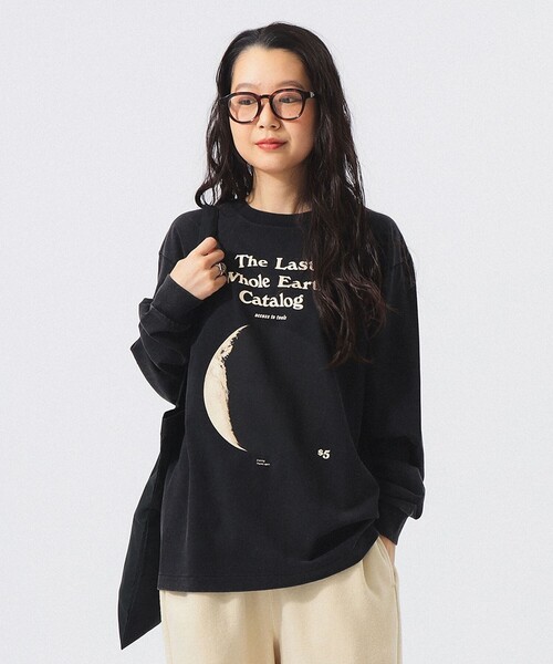 BEAMS BOY(ビームスボーイ)の「【別注】WHOLE EARTH CATALOG / ロングスリーブ Tシャツ(Tシャツ/カットソー・レディース・ブラック・MEDIUM)」の1枚目の写真
