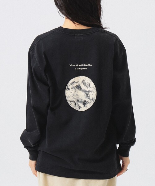 BEAMS BOY(ビームスボーイ)の「【別注】WHOLE EARTH CATALOG / ロングスリーブ Tシャツ(Tシャツ/カットソー・レディース・ブラック・MEDIUM)」の2枚目の写真